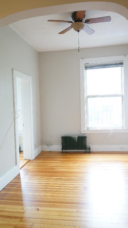 Building Photo - 554 E 4th St