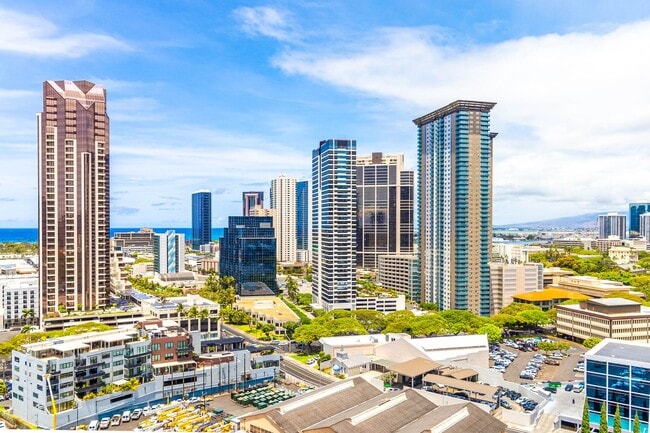 Building Photo - Beautiful Honolulu views from this bright ...