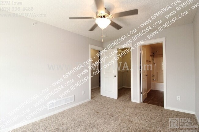 Building Photo - 216 NE Chalet Ln