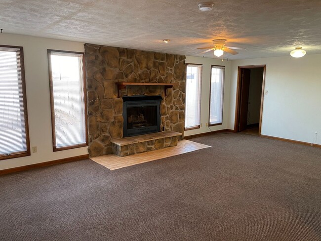 Building Photo - 2922 Quivira Ave