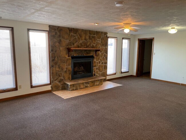 Building Photo - 5 Bedrooms, 2 Bath  House with Attached Garage