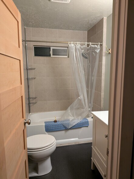 Main bath - 2405 NE 49th Ave