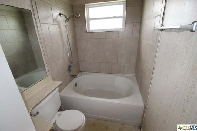 Building Photo - 2305 Woodlands Dr