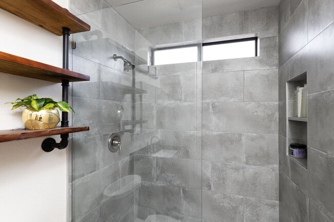 Building Photo - Live Oak Townhome – Completely Renovated & Move-In Ready!