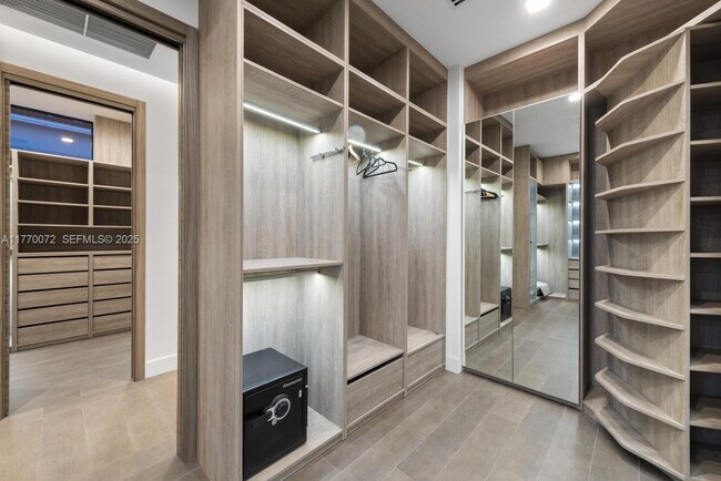 Building Photo - 1400 Bayview Dr