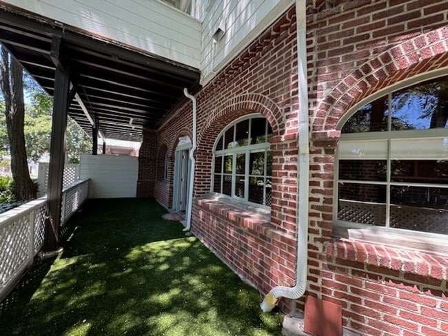 Building Photo - Tri-level townhome in highly desirable Dia...
