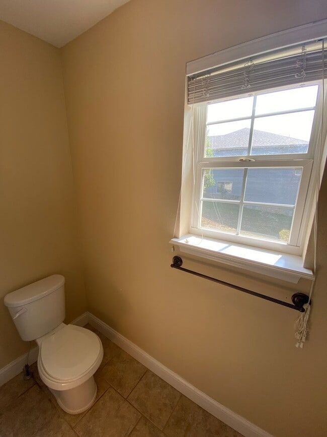 Building Photo - Luxurious 5 Bedroom Home in Woodridge Estates