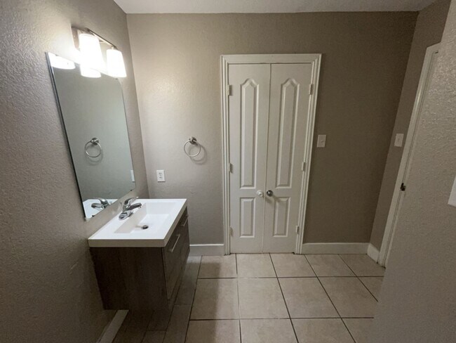 Building Photo - 709 Lisa Ln