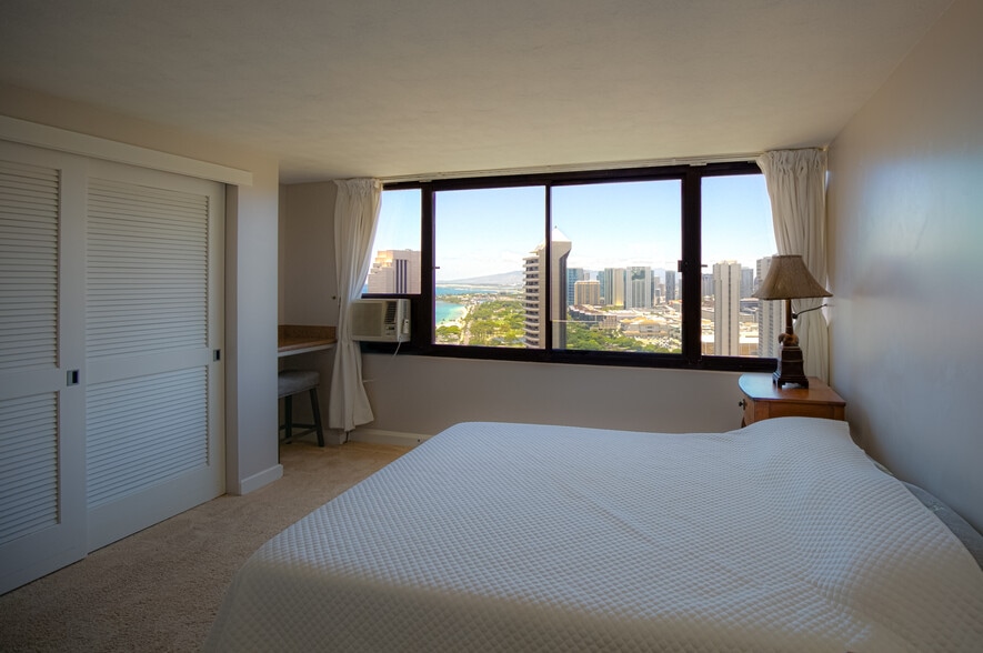 Guest - 343 Hobron Ln