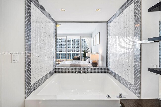 Building Photo - 200 Biscayne Blvd Way