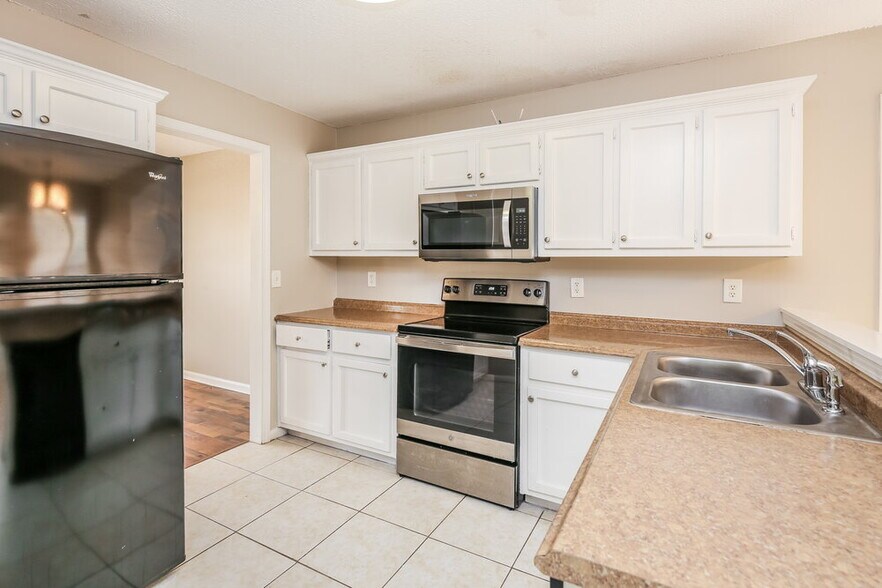 Building Photo - 460 Heathgate Dr SW