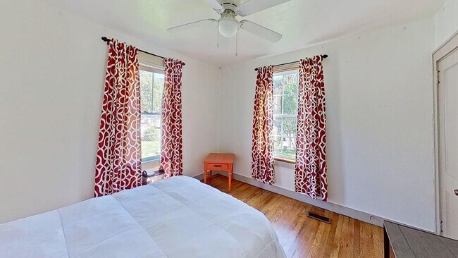 Building Photo - Renovated 3-Bedroom Home – Furnished or Unfurnished – Prime Location!