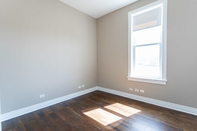 Building Photo - 1525 W Addison St