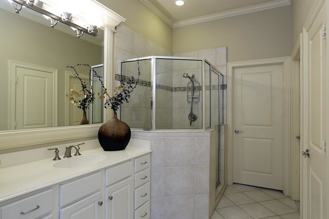 Building Photo - 2822 Helena St