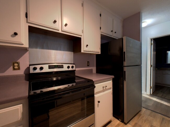Building Photo - Beautiful 2 Bedroom 2 Bathroom Townhome Lo...