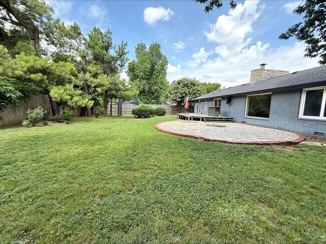 Building Photo - 1004 Brookside Dr