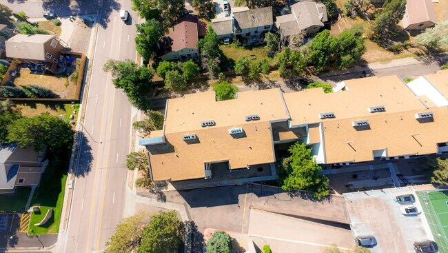Building Photo - 3 Bedroom Rockrimmon Condo, NO DEPOSIT AND...
