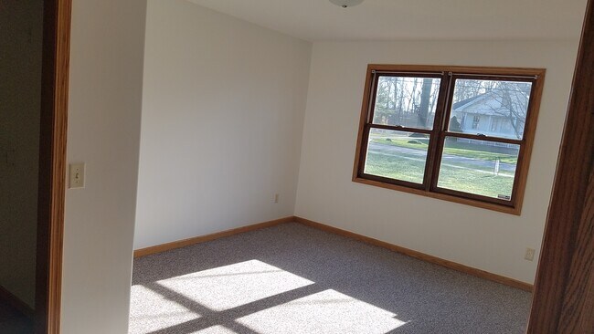 Building Photo - 262 Meadowbrook Ave