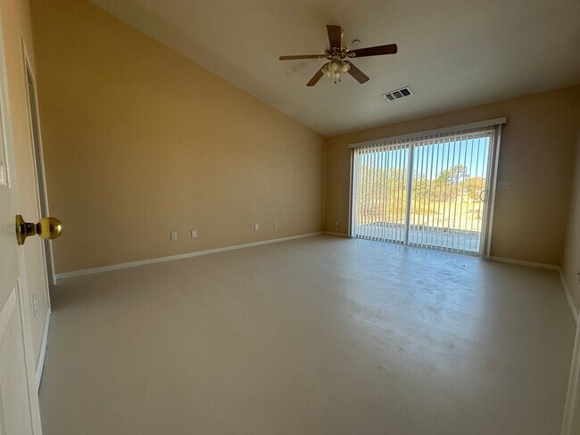 Building Photo - 4 bedroom home close to Joshua Tree National Park!