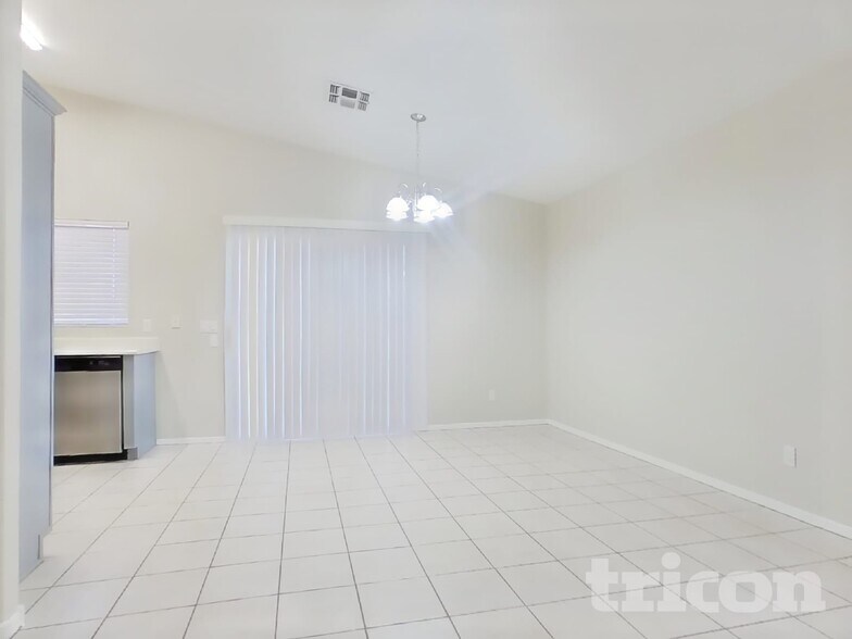 Building Photo - 2022 E Winston Dr