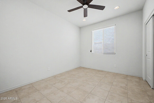 Building Photo - 8954 W San Juan Ave