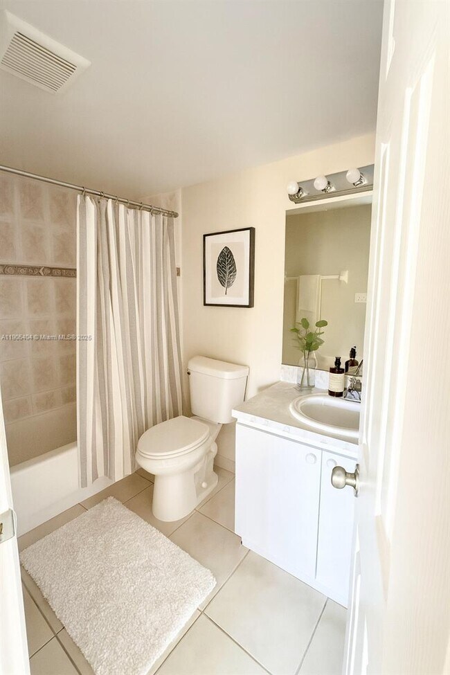 Building Photo - 666 W 81st St