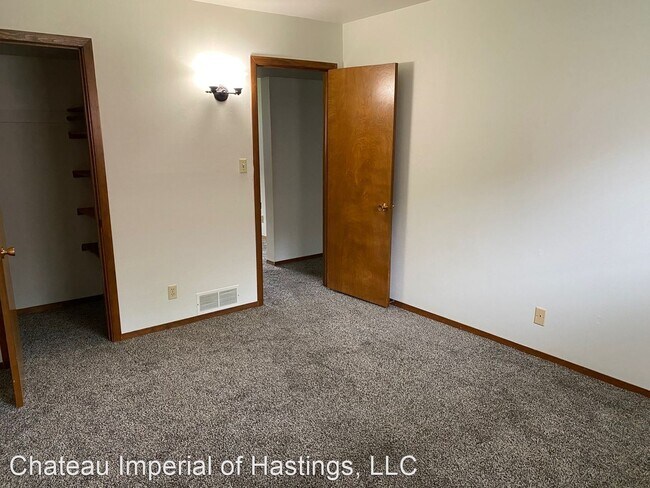 Building Photo - 3020 Parklane Dr