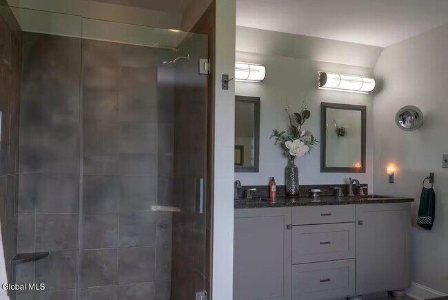 Building Photo - 27 Hill Rd