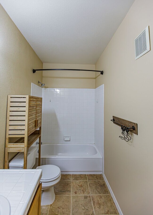 Building Photo - Upstairs condo in gated community