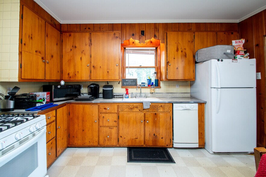 Building Photo - 1403 W Barker Ave