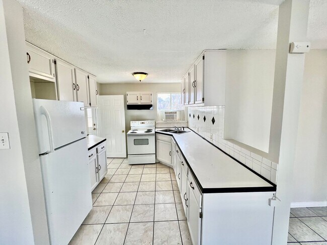 Building Photo - Charming 3-bedroom, 1-bathroom home availa...