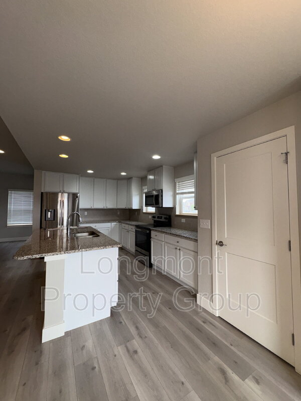 Building Photo - 1303 S Oak Ct.