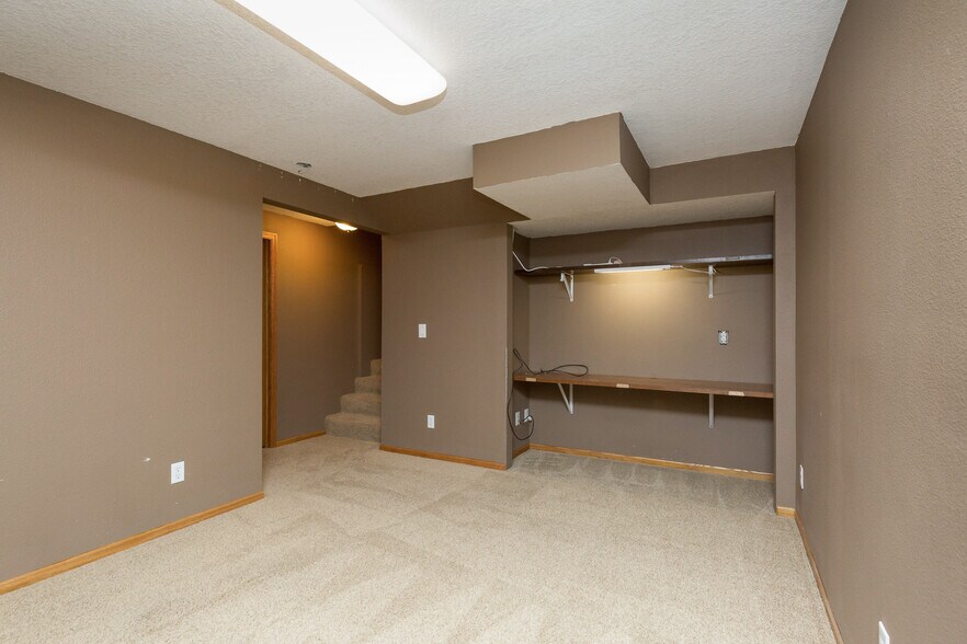 Building Photo - 505 SE Crabapple Dr