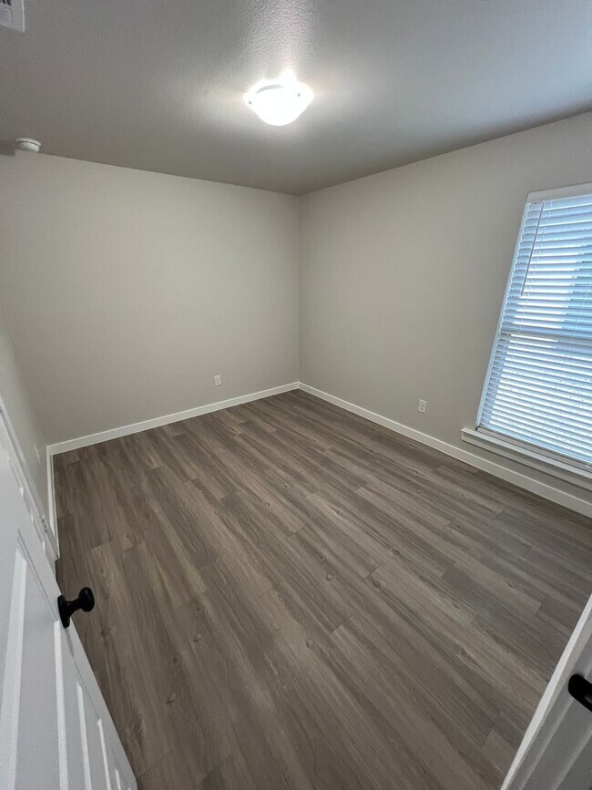 Building Photo - Available Starting in March! 3/2/2 in Bell Farms!