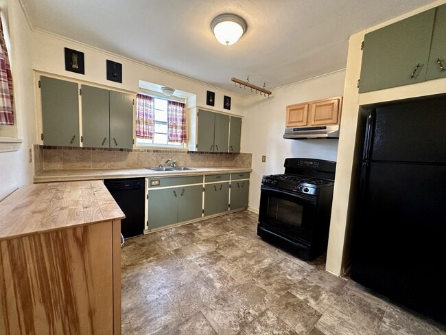 Building Photo - 914 W 21st St