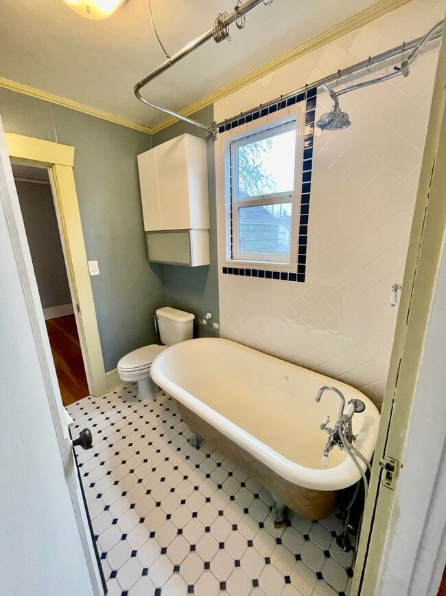 Building Photo - Beautiful 3bd/1bath South Tabor Bungalow w...