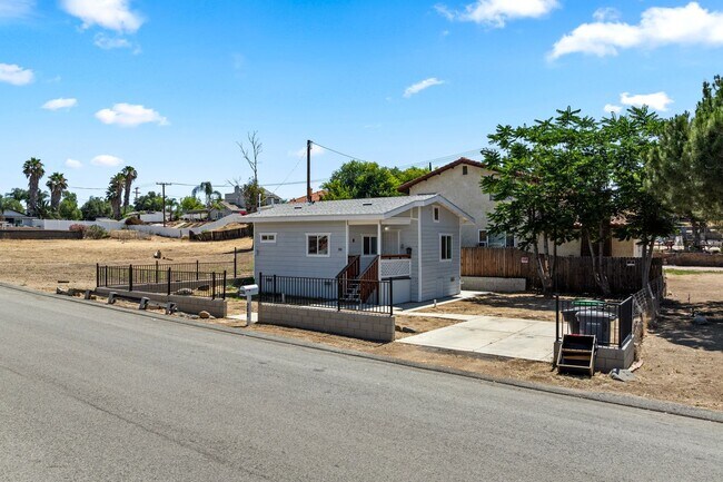 Building Photo - Enjoy Lake Views from This Cozy 1 Bed, 1 Bath Home