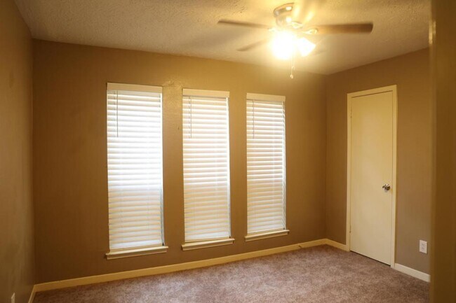 Building Photo - 23527 Canyon Lake Dr