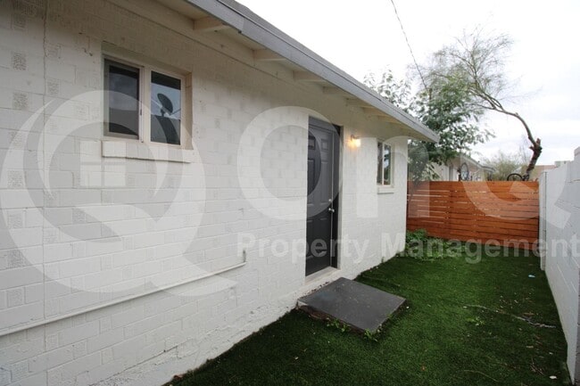 Building Photo - 1103 W Sherman St