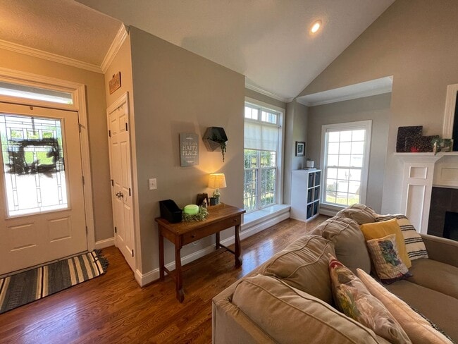 Building Photo - Charming 4 bedroom/2.5 bathroom in Tudor Branch!