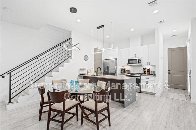 Building Photo - 6827 Cadillac St