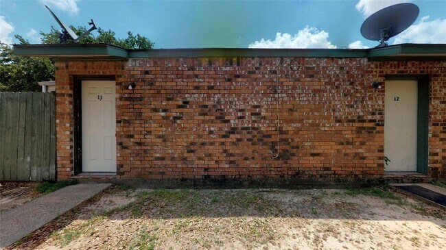 Building Photo - 725 Peppertree Dr