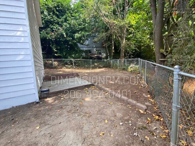 Building Photo - 310 Bedrock Dr