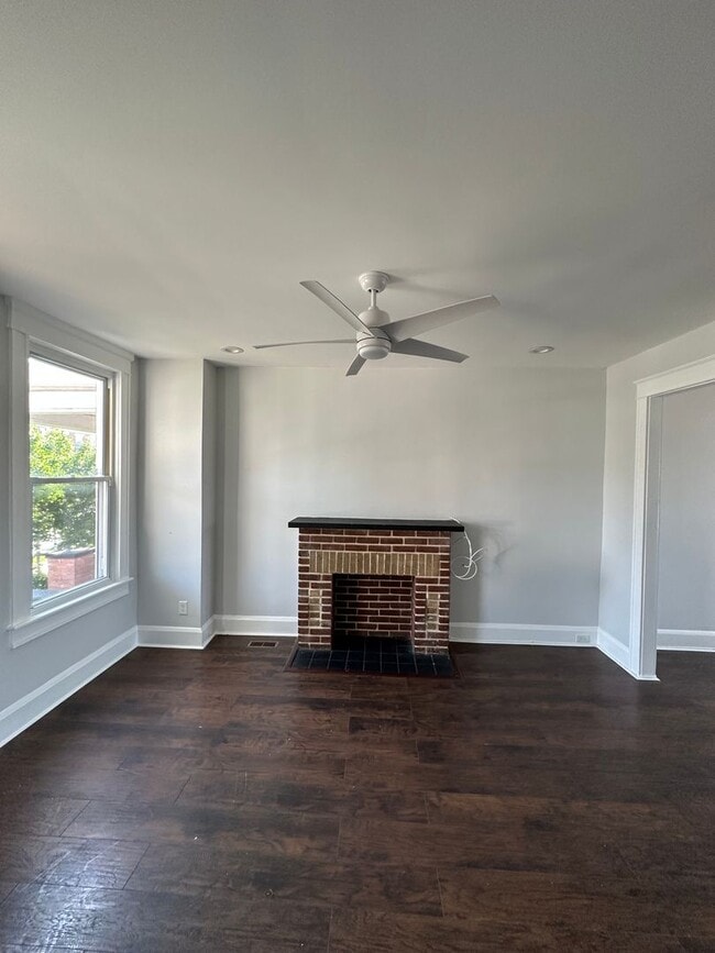 Building Photo - 3 Bedroom with Private Garage