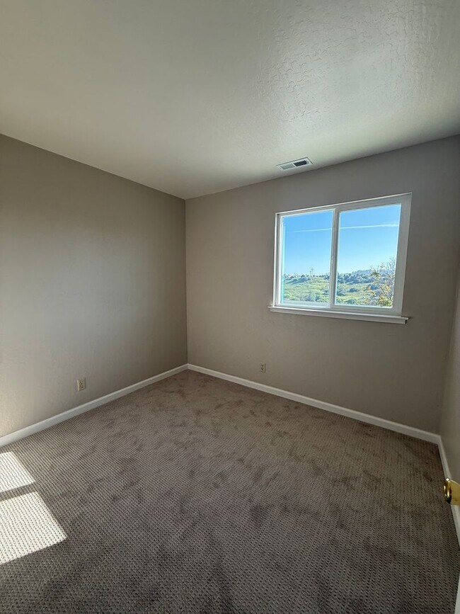 Building Photo - Light-Filled Modern 3 Bedroom Townhome