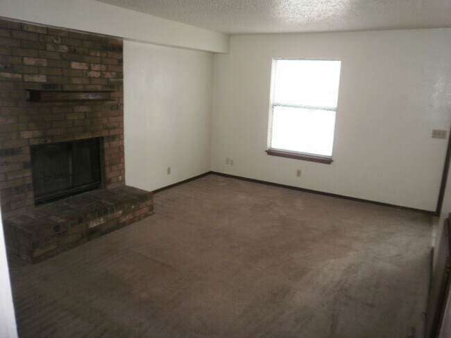 Building Photo - 224-226 Skylark Ct
