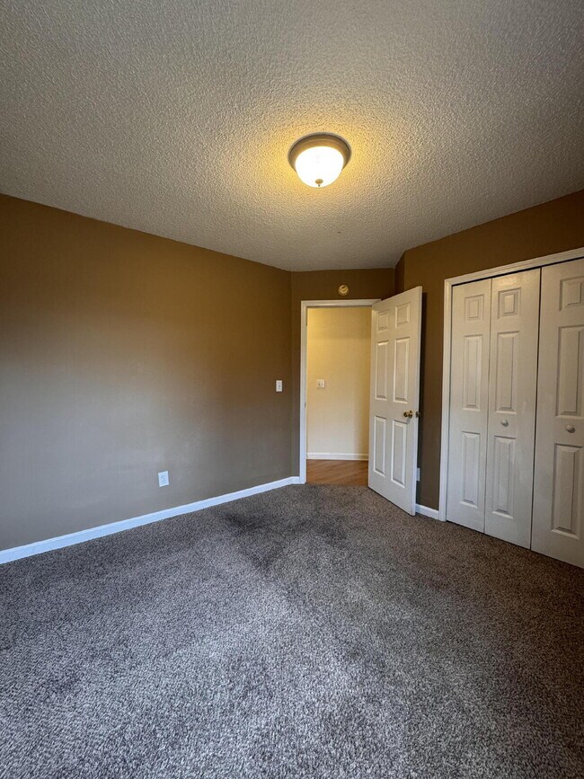 Building Photo - Spacious 3BR Home with Large Fenced Yard – Prime Simpsonville Location!