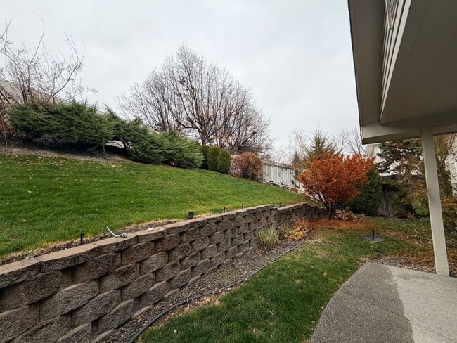 Building Photo - Beautiful Craftsman Style Rambler Must See!!