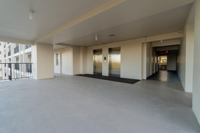 Building Photo - 3200 N Palm Aire Dr