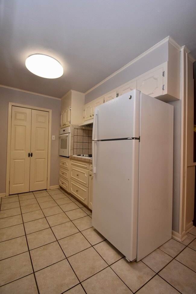Building Photo - Spacious 4 bedroom 3 bathroom home with large yard and 2 car garage
